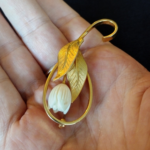 Floral Gold and White Brooch - Picture 5 of 9